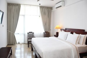 Dobbeltrom – superior, sjøutsikt | Individuelt innredet, skrivebord og sengetøy