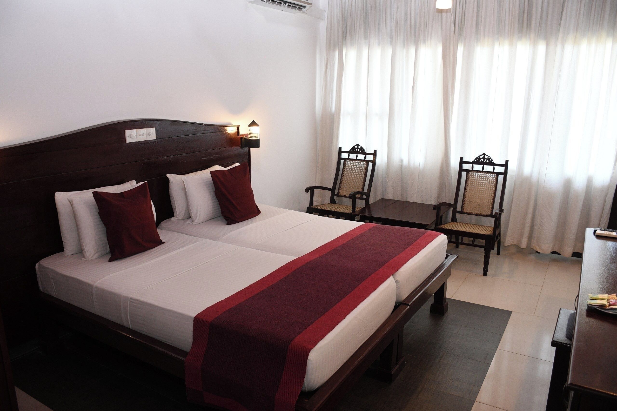 Kamar Double Standar, pemandangan kolam renang | Dilengkapi dengan perabotan berbeda-beda, meja kerja, dan seprai linen