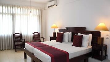 Muebles diferentes, escritorio y ropa de cama