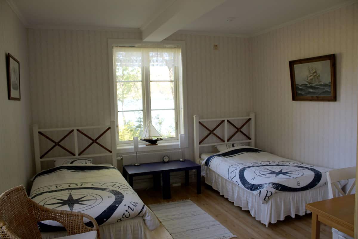 Een bureau, babybedden, extra bedden, gratis wifi
