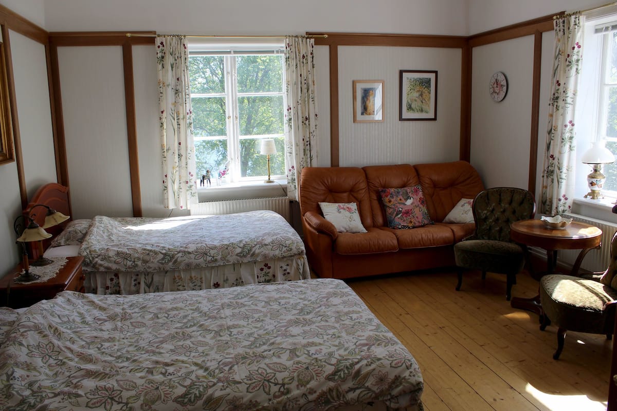 Twin kamer, 2 eenpersoonsbedden, uitzicht op zee | Een bureau, babybedden, extra bedden, gratis wifi