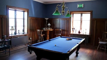 Desk, cribs/infant beds, rollaway beds, free WiFi
