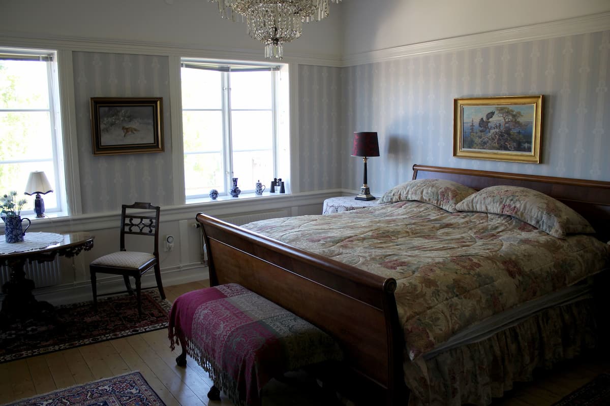 Exclusieve suite, 1 kingsize bed, uitzicht op zee | Een bureau, babybedden, extra bedden, gratis wifi