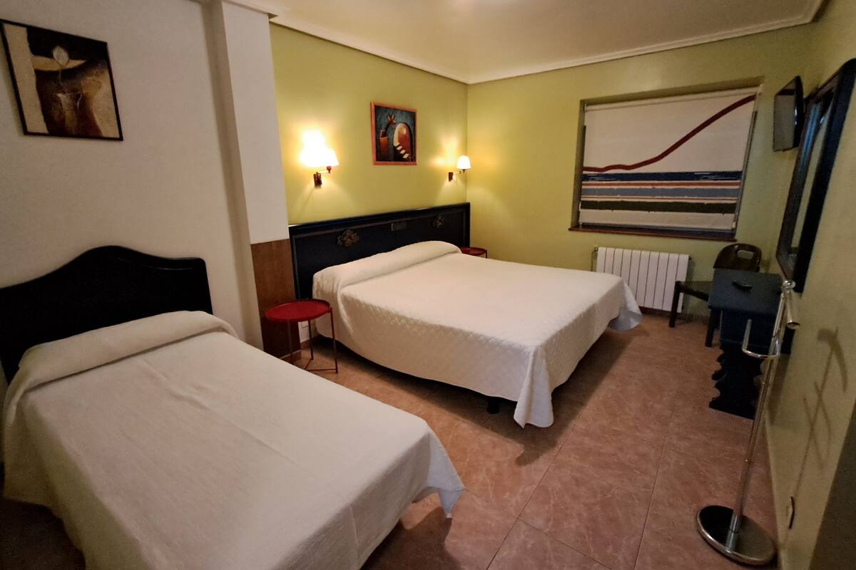 Family Triple Room, City View | Peralatan tempat tidur premium, gebar bulu kapas, meja, Wi-fi percuma 