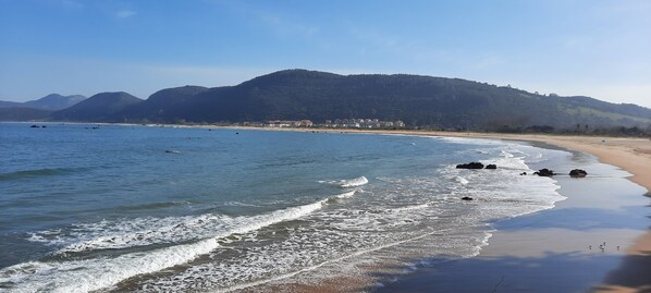 Beach nearby, white sand, sun-loungers, 2 beach bars