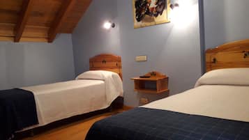 Habitación estándar con 2 camas individuales, vistas a la ciudad | Ropa de cama de alta calidad, edredones de plumas, decoración individual