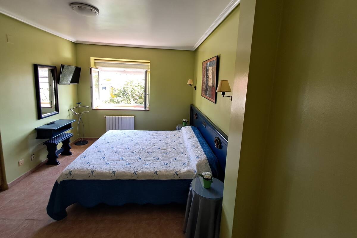 Peralatan tempat tidur premium, gebar bulu kapas, meja, Wi-fi percuma 