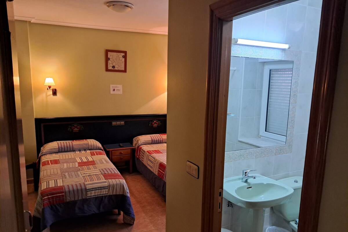 Economy Twin Room, Courtyard View | Peralatan tempat tidur premium, gebar bulu kapas, meja, Wi-fi percuma 