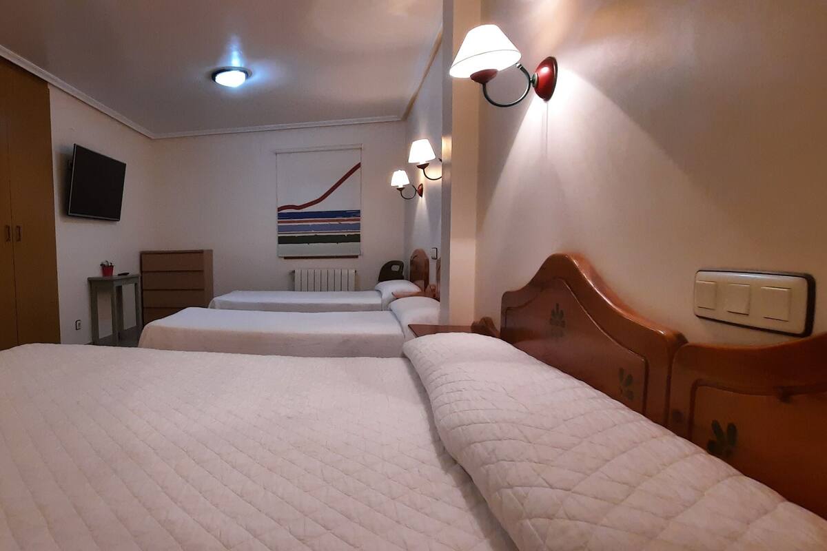 Family Quadruple Room, Sea View | Peralatan tempat tidur premium, gebar bulu kapas, meja, Wi-fi percuma 