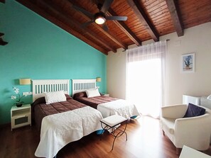 Habitación con 2 camas individuales | 1 dormitorio, minibar, escritorio y cortinas opacas