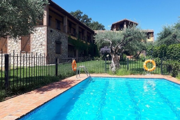 Una piscina techada, una piscina al aire libre