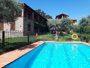 Una piscina cubierta, una piscina al aire libre, tumbonas