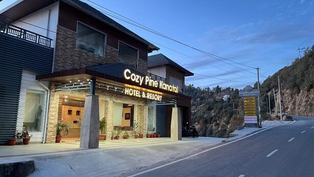 Un hotel llamado Cozy Pine Kanatal con un diseño moderno, que presenta fachada de piedra y un balcón.