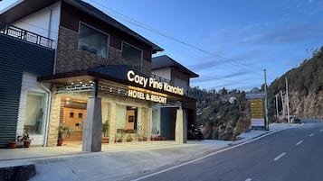 Vista frontal de la propiedad