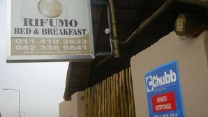 Une enseigne indiquant « RIFUMO BED & BREAKFAST », avec les numéros de téléphone et l’adresse électronique.