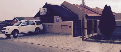 Fachada de la propiedad