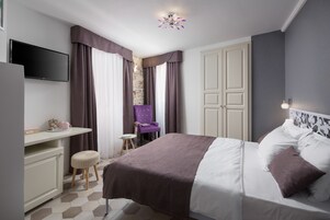 标准双人房, 1 张大床, 冰箱, 转角 | 高档床上用品、迷你吧、客房内保险箱、办公桌