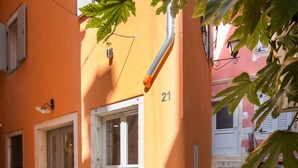 A building with a sign reading "SELF SERVICE LAUNDRY" and the number 21. - Noemi's rooms (Rovinj)