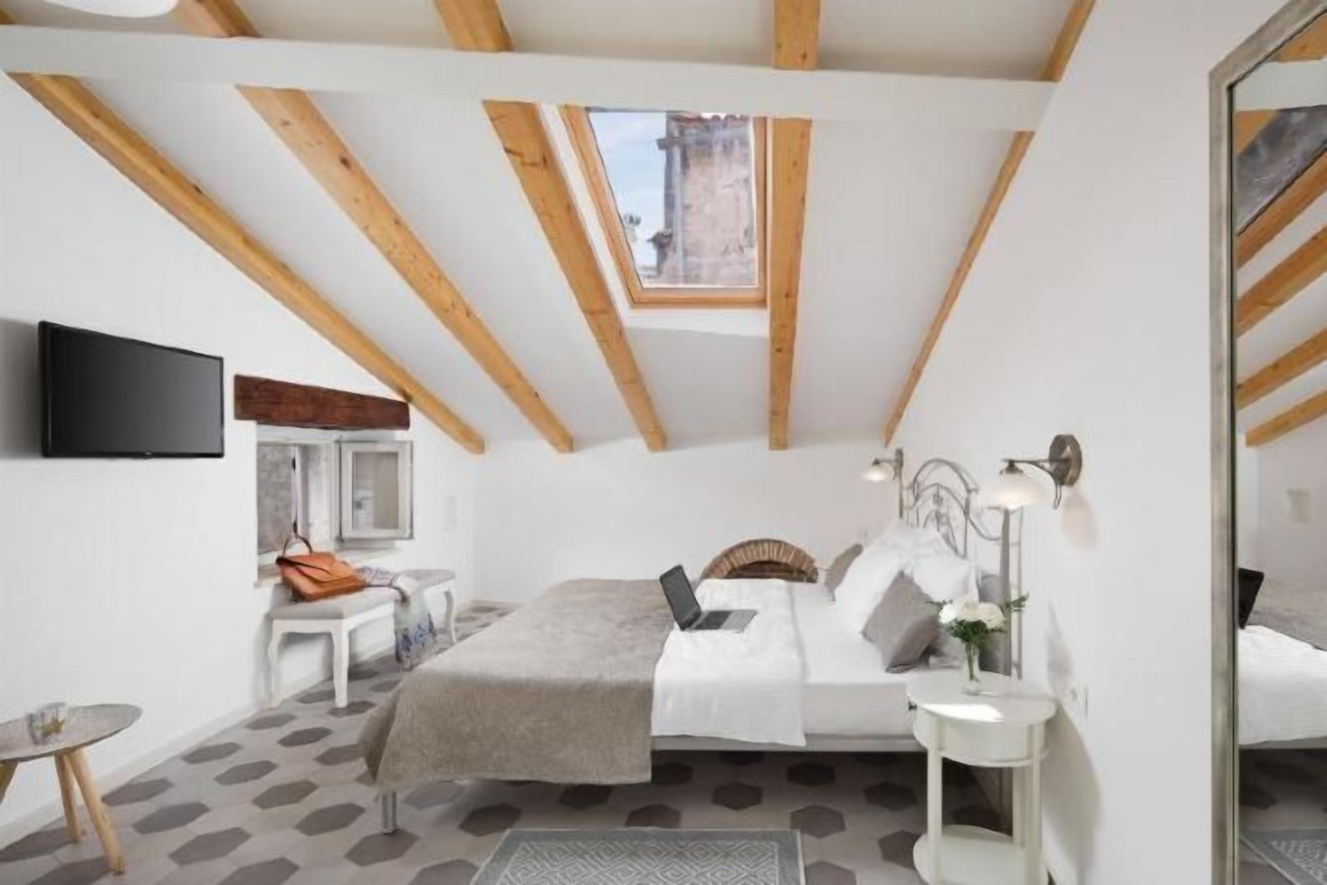 Roupas de cama premium, frigobar, cofres nos quartos, escrivaninha