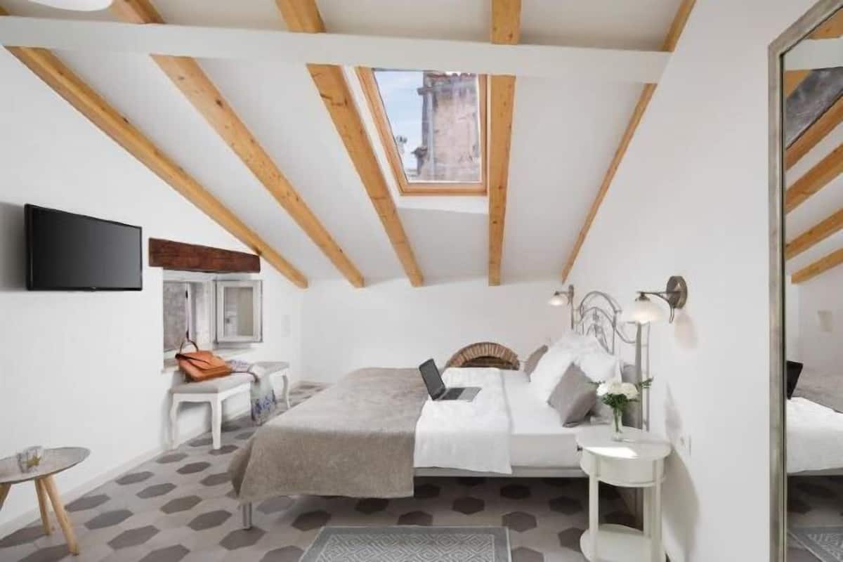 Ropa de cama de alta calidad, minibar, caja fuerte y escritorio