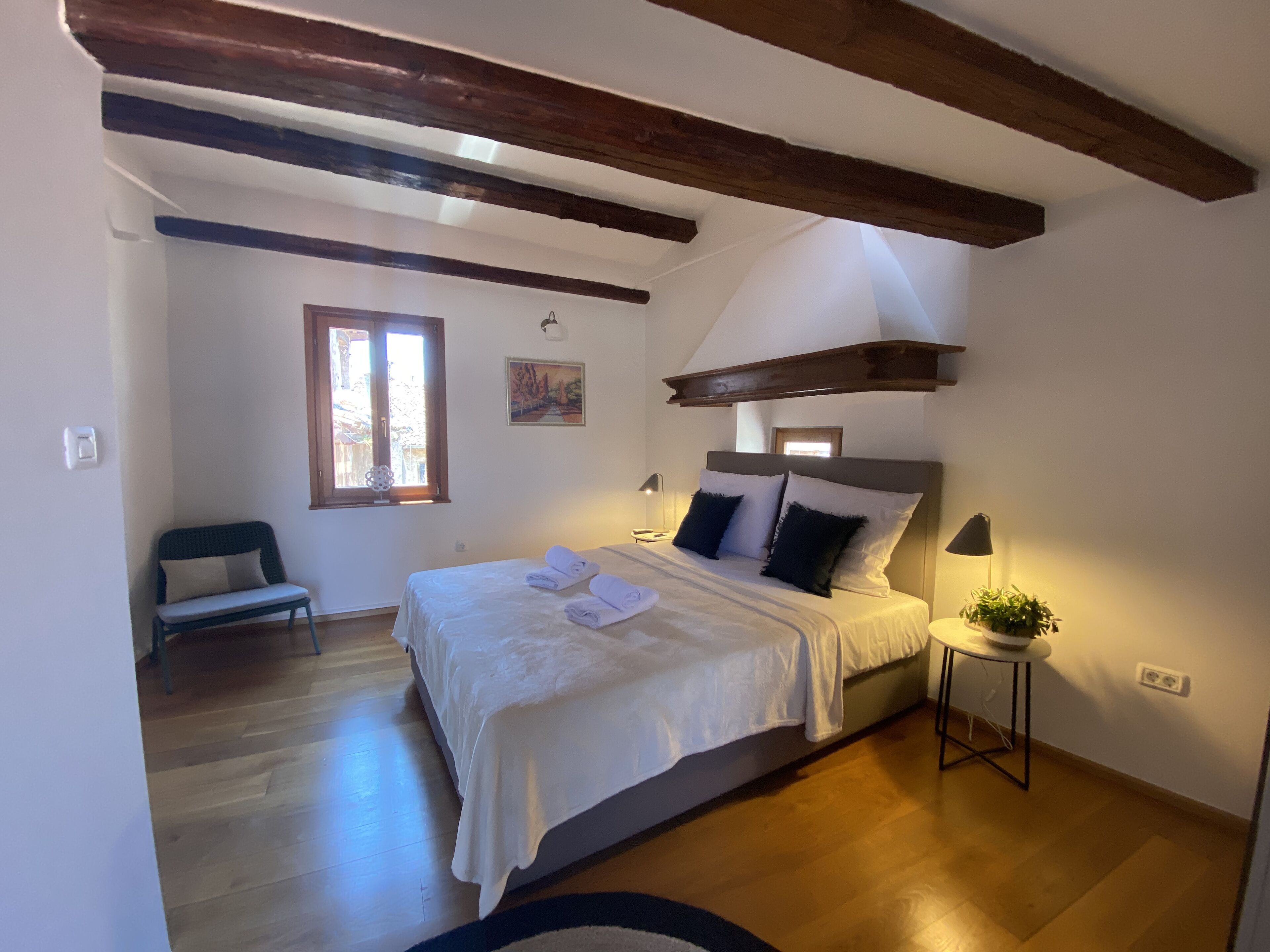 Kaupunkisviitti, 1 keskisuuri parisänky ja vuodesohva | Ylelliset vuodevaatteet, minibaari, tallelokero huoneessa, työpöytä