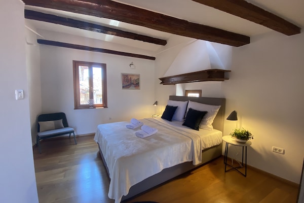 Kaupunkisviitti, 1 keskisuuri parisänky ja vuodesohva | Ylelliset vuodevaatteet, minibaari, tallelokero huoneessa, työpöytä