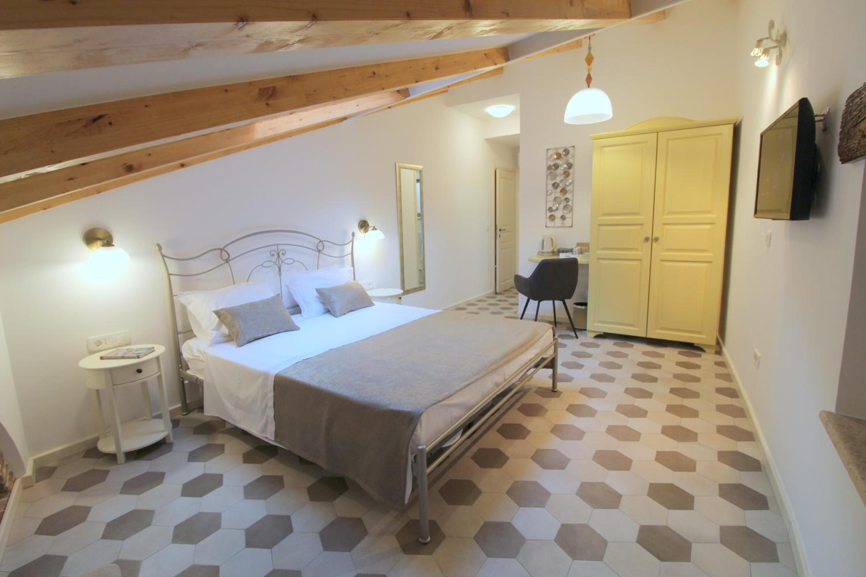 Une chambre à coucher avec un lit, une table de chevet et une armoire.