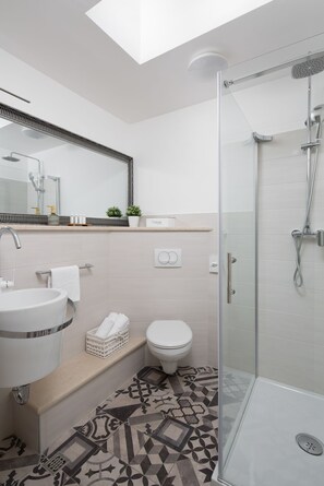 Suite Deluxe, 1 cama de matrimonio, frigorífico, en una planta alta | Baño | Ducha, artículos de higiene personal gratuitos y secador de pelo