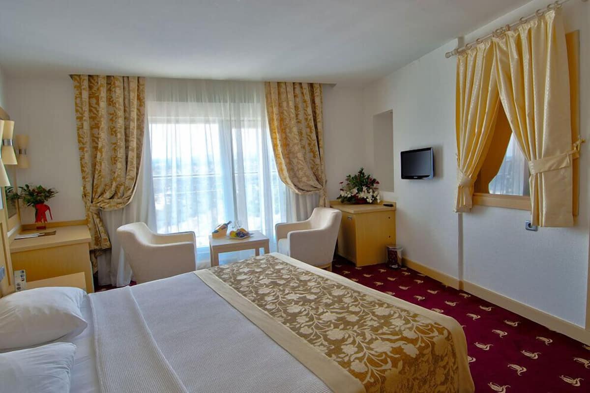 Family Room | Minibar, in-room safe, desk, free cribs/infant beds