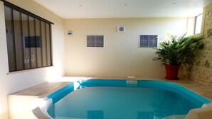 Indoor pool, seasonal outdoor pool, pool loungers - La fontaine de rocoule Chambres d'hotes (Rochefort-en-Valdaine)