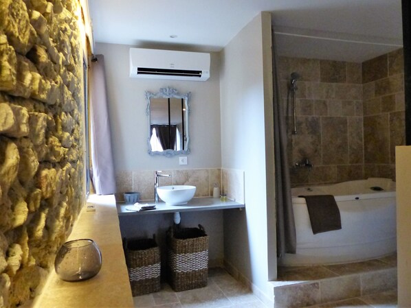 Chambre supérieure double | Salle de bain | Articles de toilette (gratuits), séchoir à cheveux, serviettes fournies