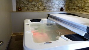Indoor spa tub - La fontaine de rocoule Chambres d'hotes (Rochefort-en-Valdaine)