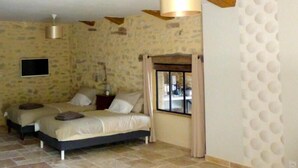 Family Quadruple Room | Premium bedding, minibar, desk, blackout curtains - La fontaine de rocoule Chambres d'hotes (Rochefort-en-Valdaine)