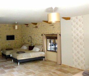 Familie vierpersoonskamer | Luxe beddengoed, een minibar, een bureau, verduisterende gordijnen