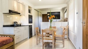 Appartement, vue montagne | Restauration dans la chambre
