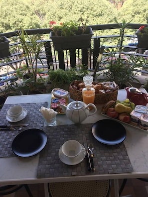 Desayuno buffet diario (EUR 5 por persona)