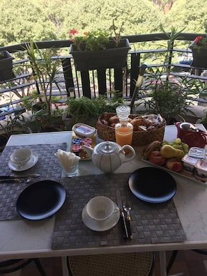 Desayuno buffet (EUR 5 por persona) 