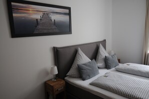 Standard Double Room | Premium bedding, desk, iron/ironing board, cribs/infant beds - Hotel & Gaestehaus Will (Isernhagen)