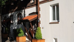 Ein traditionelles Gebäude mit freiliegenden Holzbalken, einer Backsteinfassade und einem kleinen Fenster.