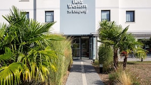 L’entrée d’un hôtel, avec une enseigne indiquant « Best Western St Exupéry ».