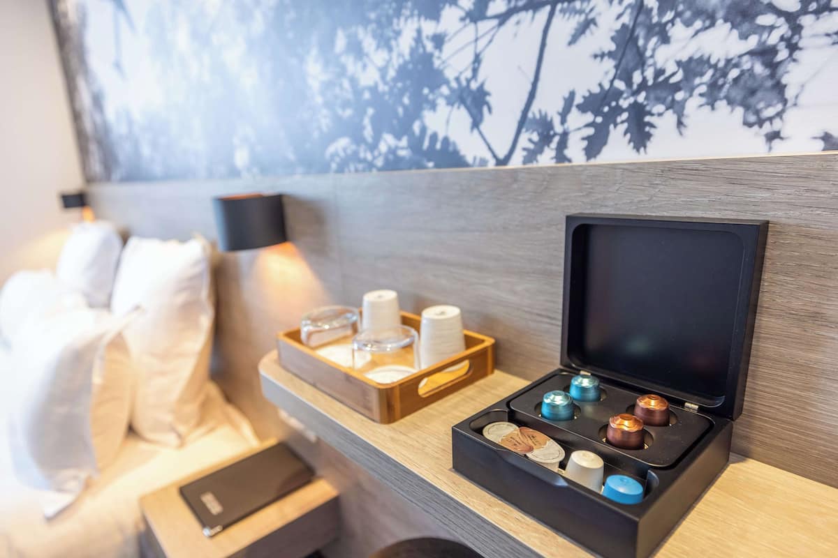 comfort room, 1 king bed, non smoking | premium bedding, select comfort beds, in-room safe, desk