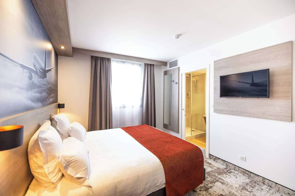 Premium bedding, Select Comfort beds, in-room safe, desk