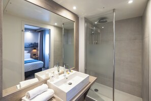 Klassieke kamer, 1 queensize bed, niet-roken | Badkamer | Een douche, een regendouche, een haardroger, handdoeken