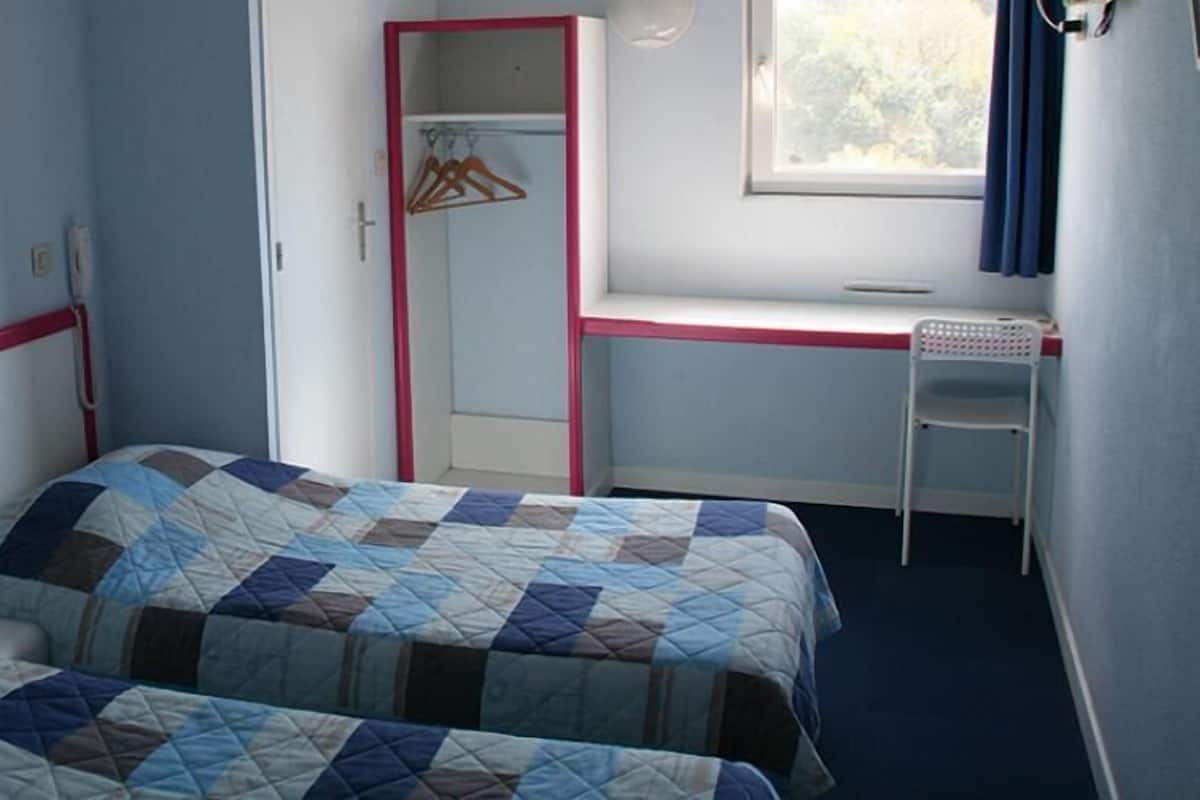 Desk, soundproofing, iron/ironing board, free WiFi