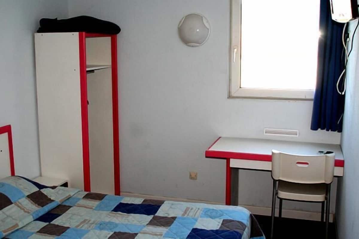 Desk, soundproofing, iron/ironing board, free WiFi