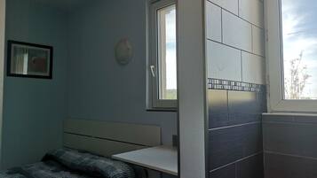 Chambre Quadruple Confort, 1 lit double et 1 canapé-lit, accessible aux personnes à mobilité réduite | Bureau, chambres insonorisées, fer et planche à repasser, Wi-Fi gratuit