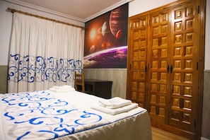 Blackout drapes, rollaway beds, free WiFi, bed sheets - Hotel Plaza (Riaza)