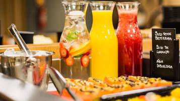 Se ofrece un desayuno bufé todos los días (por un coste adicional)