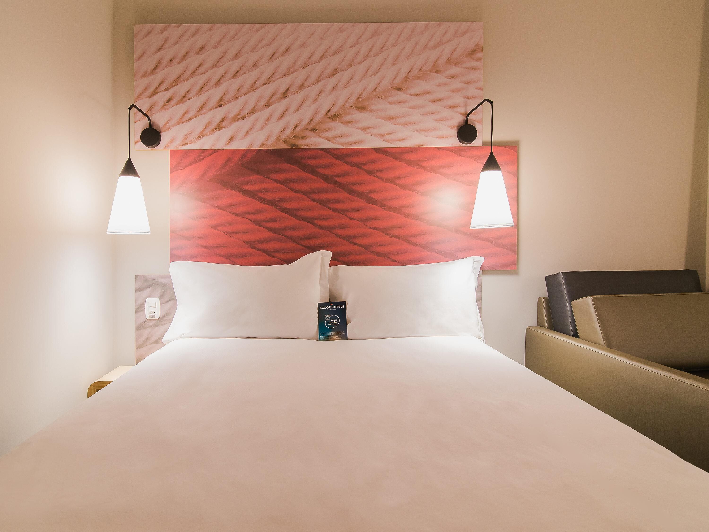 Roupas de cama premium, escrivaninha, quartos à prova de som