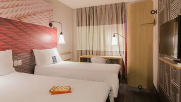 Apartamento standard, 2 camas de solteiro | Roupas de cama premium, escrivaninha, quartos à prova de som